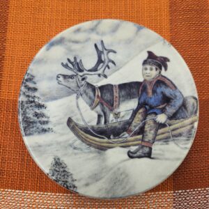 Poromies pulkassaan seinälautanen Alariesto