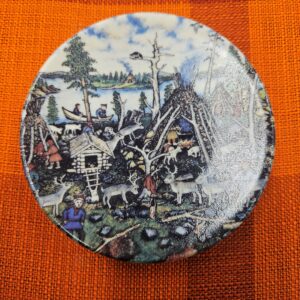 Kotakylä kesällä seinälautanen Alariesto